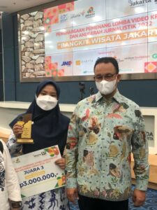 Taruni Milenia Arifah bersama Gubernur DKI Jakarta, Bapak Anies Baswedan