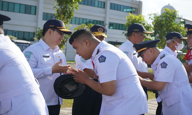 GELAR UPACARA PEMBUKAAN SEMESTER GENAP DAN HALALBIHALAL, STMKG PERKUAT SINERGI BERSAMA, UNTUK UNGGUL DALAM PRESTASI DAN TERDEPAN DALAM MENJAGA KEBERSAMAAN